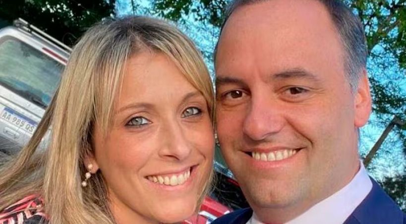 Adorni, cada vez más complicado: la Justicia confirmó que viajó a Aruba en primera clase junto a su esposa e hijos